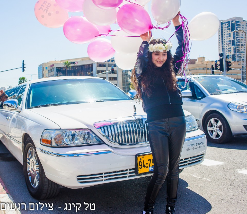 ​בת מצווש סטייל הוליווד בעיר או חגיגה בכפר