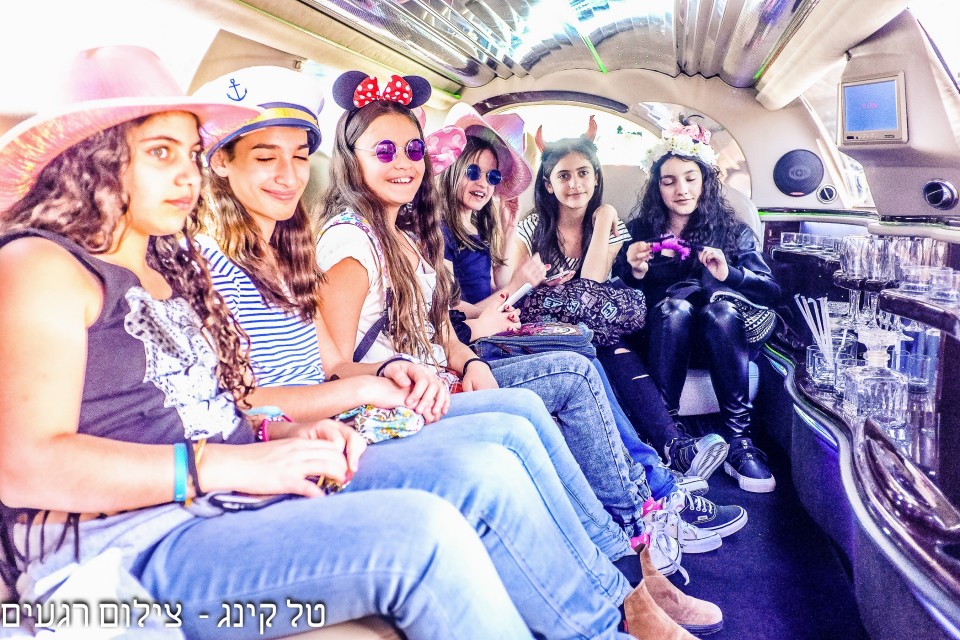 ​בת מצווש סטייל הוליווד בעיר או חגיגה בכפר